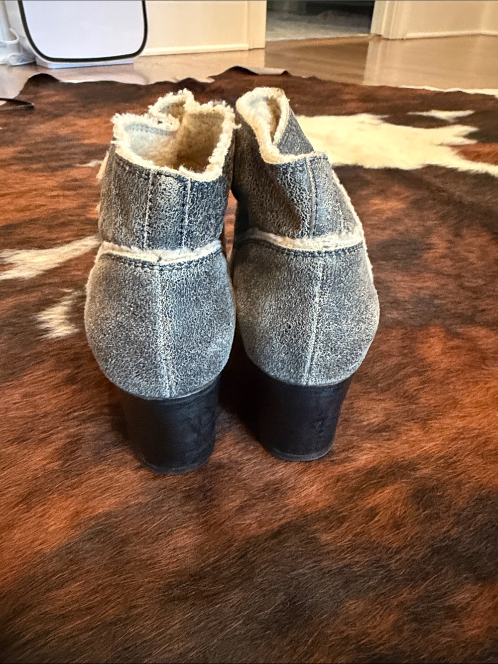 CHANEL Shearling-Lined Suede Ankle Boots in Gray with cream - Picture 6 of 7